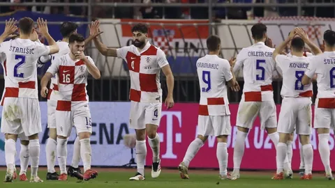 《太阳报独家揭秘：萨卡娇妻成时尚界新宠，携手成最闪亮的新贝嫂与小贝组合！》